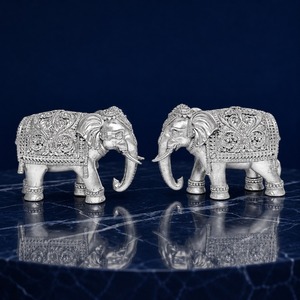 Par de Ídolos de Trompa de Elefante Tallada Moderna, Bañados en Plata 999, 100% Latón, 8.5 x 3.5 x 3 cm, 64 g, para Puja, Diwali y Decoración - Product Image 1
