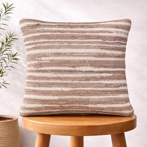 Hermosa Funda de Almohada Boho Negra y Blanca Tejida a Mano, Tamaño Extra Grande, Personalizada con Borlas Negras y Flecos Minimalistas - Product Image 5