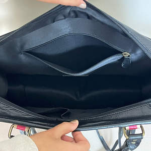 กระเป๋าโท้ทหนังวัวแท้ลายตารางหมากรุกสีชมพูและดำ พร้อมพู่ห้อยไหล่ ดีไซน์เนอร์รุ่นใหม่ล่าสุด ปี 2025 - Product Image 6