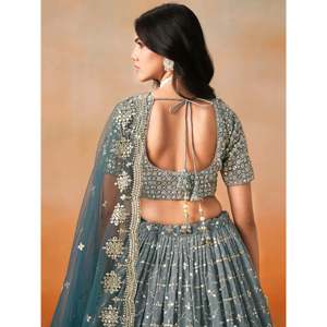 Hermoso Lehenga Choli de Georgette Azul Bordado para Damas de Honor de Talla Grande - Product Image 4