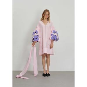 Robe courte en coton rose pour femmes, broderie florale violette, manches bouffantes, col en V, taille nouée, style bohème - Product Image 2