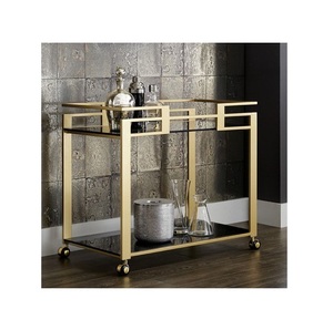 Chariot à boissons de luxe en or mat, rectangulaire, géométrique, en métal, avec plateau en verre trempé noir réfléchissant - Product Image 1