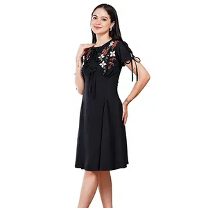 เดรสสีดำทรงเอไลน์ความยาวปานกลาง ปักลายดอกไม้ แขนสั้น ผูกคอ สไตล์ลำลอง - Product Image 4