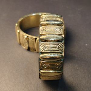 ชุดกำไลข้อมือทองเหลืองแท้สลักลายด้วยมือสุดหรู - ลายชนเผ่าแบบดั้งเดิม สีทอง - งานฝีมืออินเดีย - Product Image 6