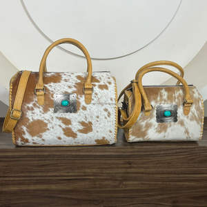 Sac Speedy en cuir de vachette style vintage, fait main, avec concho turquoise, bords surpiqués et bandoulière réglable (OEM/ODM) - Product Image 4