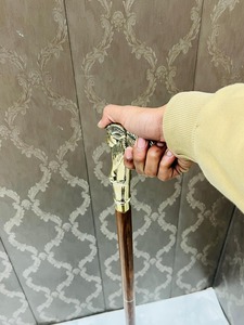 Bastón de Paseo Multifuncional Vintage con Mango de Cabra y Madera de Palisandro, con Detalles en Latón, para el Día de San Valentín - Decoración para Colgar en la Pared - Product Image 5