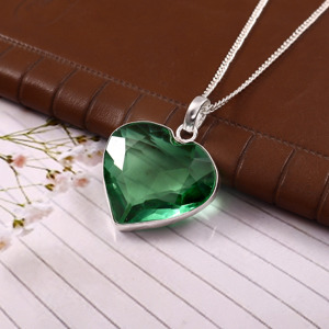 Collier statement vintage bohème en argent allemand avec pendentif en verre vert en forme de cœur et pierres précieuses du Rajasthan Rafay pour mariage - Product Image 1