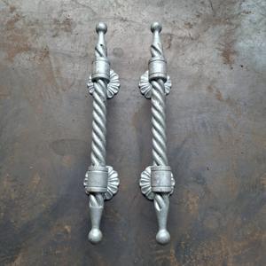 Poignée de porte décorative de luxe en fer forgé moderne faite à la main pour les portes d'entrée principales des hôtels et des villas - Product Image 4