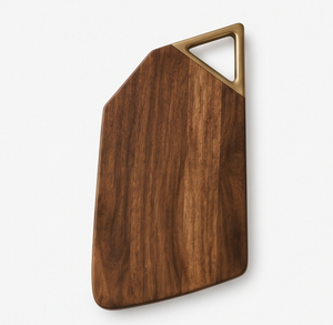 Tabla de Cortar de Cocina de Madera de Mango con Acabado de Nogal Sostenible, Plato Asimétrico Artesanal con Agarre Triangular de Latón - Product Image 1