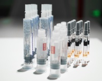 Machine d'étiquetage rotative automatique intelligente à haut niveau de sécurité pour la ligne d'assemblage des seringues pour tube d'injection prérempli