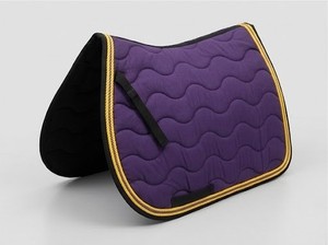 Tapis de selle anglais matelassé violet avec bordure en corde dorée – Couverture de selle équestre personnalisée pour la vente en gros et la fabrication OEM - Product Image 2