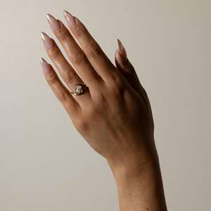 Anillo de Compromiso de Plata de Ley 925 con Moissanita de Corte Esmeralda y Tres Piedras en Engaste de Media Montura, de Moda, para Fiesta, Boda o Aniversario - Product Image 1