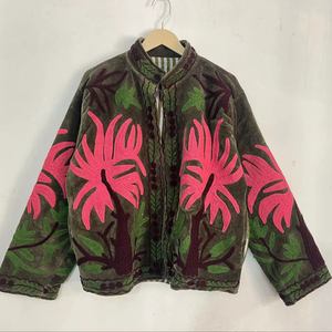 Chaqueta de terciopelo verde de lujo para mujer, con bordado tropical floral, estilo bohemio. - Product Image 1