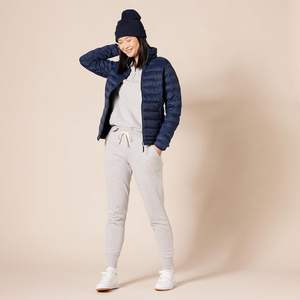 Veste matelassée tricotée entièrement personnalisée pour femme, en tissu polyester respirant, col montant, fermeture éclair, capuche intégrée. - Product Image 3