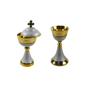 Ciborio de latón chapado en oro y esmaltado en blanco con tapa de cruz para artículos litúrgicos de la Iglesia Católica. - Product Image 4