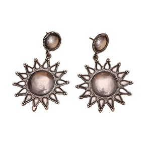 Pendientes de Perlas de Acero Inoxidable Plateados en Plata Antigua con Diseño Floral, Regalo Cristiano Moderno para Mujer, Ideal para Aniversario - Product Image 1