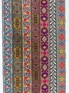 Dentelles brodées multicolores avec des détails vibrants, idéales pour les vêtements, les accessoires, l'artisanat, la décoration intérieure et les créations originales. - Product Image 4