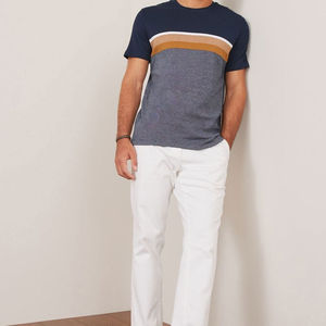 Camiseta moderna con bloques de color, diseño de patchwork, rayas horizontales, tonos neutros, estilo casual urbano, camisetas de alta calidad para hombre - Product Image 5