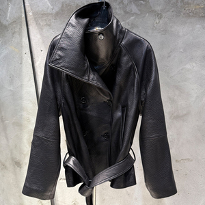 Blouson en cuir véritable noir pour femme avec col montant et ceinture ajustable, style court, pour l'automne - Product Image 2
