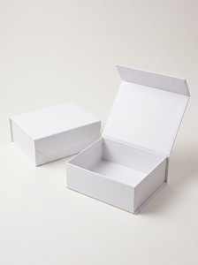 Boîte cadeau en papier rigide blanc avec logo personnalisé, fermeture magnétique, emballage en carton pour cosmétiques et soins de la peau - Product Image 3