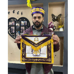 Regalia Masónica: Delantal de Maestro Masón de Gran Logia, morado, con logotipo de esquadro y compás en la parte delantera o trasera, y Corona. Gorro Masónico Morado. - Product Image 1
