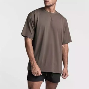 เสื้อยืดคอกลมสีดำสำหรับผู้ชาย ผ้าโพลีเอสเตอร์ 100% ระบายอากาศได้ดี พิมพ์ลายด้านหน้า ขนาดใหญ่พิเศษ น้ำหนัก 320gsm รับผลิตตามสั่งขายส่ง - Product Image 1