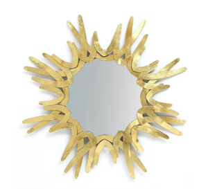 El marco refinado de un elegante espejo agrega profundidad arquitectónica y un encanto gracioso a cualquier entorno interior. - Product Image 2