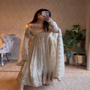 VASTRA COTTAGE Conjunto de Vestido Anarkali de Seda Chinon con Bordado de Lentejuelas Pesadas, con Pantalón y Dupatta, Ropa Premium para Bodas - Product Image 6