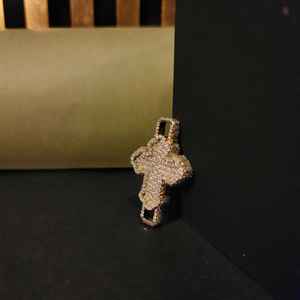 Colgante Adorable de Diamante Cultivado en Laboratorio, Chapado en Plata de Ley sobre Acero Inoxidable, Estilo Hip Hop, 1.5CT, Unisex, para Tu Ocasión Especial - Product Image 3