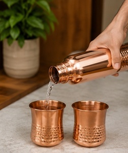 Bouteille d'eau en cuivre de qualité supérieure et ensemble de 2 verres, design martelé, vaisselle ayurvédique, ensemble de bouteilles d'eau en cuivre pur au meilleur prix - Product Image 3