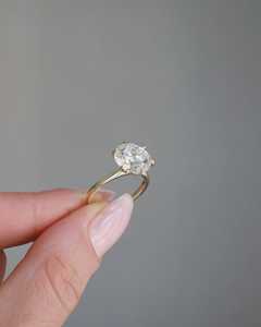 Bague de fiançailles en diamant rond de laboratoire de 5 carats, alliance pavée, 6 griffes classiques, certifiée IGI - Product Image 3