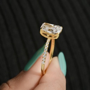Anillo de Diamante Cultivado en Laboratorio con Corte Radiante y Diseño Moderno en Oro Amarillo de 14K, Anillos de Diamantes Finos con Certificado IGI para Mujer - Product Image 4