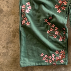Pantalon de survêtement vert brodé de fleurs de cerisier pour homme, taille élastique, décontracté, motif floral fait main, en coton mi-lourd, idéal pour le printemps - Product Image 2