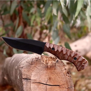 Cuchillo de Caza Fijo de Acero Inoxidable con Recubrimiento Negro de Grado Industrial OEM de Pasha Enterprises, Mango de Madera, Funda de Cuero - Product Image 5