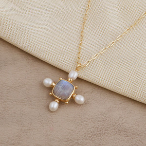 Collar con Colgante de Piedra Lunar Arcoíris Natural y Cadena Ajustable - Joyería de Perlas de Agua Dulce Multicolores con Baño de Oro - Product Image 1