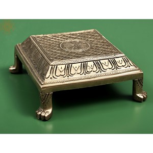 Pedestal ritual Chowki de latón hecho a mano de 5 pulgadas para decoración del hogar - Product Image 2