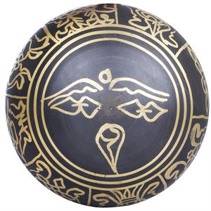 Cuenco para cantar Ashtamangala negro dorado de 4 pulgadas en latón novedoso y creativo decoración del hogar para regalar hecho en La India - Product Image 3