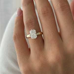 Bague solitaire en or jaune avec diamant coussin allongé de 3 carats, 3 mm, sertie de griffes en forme de boussole, certifiée IGI - Product Image 1