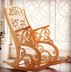 Fauteuil à bascule en bois à lattes avec finition légère et accoudoirs courbes lisses, disponible à prix de gros. - Product Image 4