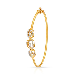 Bracelet géométrique Trio Diamant avec cadre fin en or jaune et design central ajouré moderne - Product Image 2