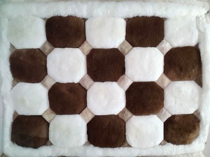 Alfombra de lujo de piel de alpaca con diseños geométricos - Product Image 1