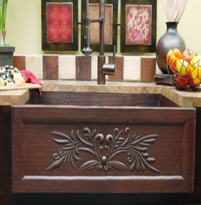 Fregadero doble curvo de cobre estilo farmhouse con un acabado texturizado y envejecido en las paredes exteriores e interiores. - Product Image 3