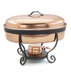 Recipiente ovalado de cobre martillado con base de hierro negro y soporte para combustible para catering elegante; disponible a precios de mayorista. - Product Image 1