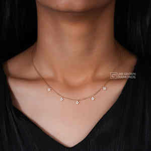 Colgante de Lujo con Moissanita de Corte Redondo en Oro Amarillo de 14K para Mujer con Veinte Piedras Brillantes que Pesan 0.35 Quilates en Total - Product Image 1