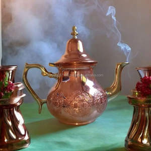 Bouilloire en cuivre brillant avec des courbes classiques et une forme traditionnelle pouvant être utilisée comme pièce maîtresse ou amélioration de la cuisine - Product Image 4