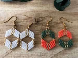 Boucles d'oreilles pendantes hexagonales faites à la main en perles blanches, oranges et vertes pour femmes - Product Image 1