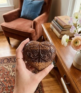 Urna de madera de palisandro tallada a mano con forma de corazón y base de latón, grabada con motivos florales, para guardar cenizas. - Product Image 6
