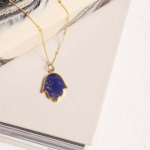 Pendentif main Hamsa vintage en pierre naturelle de Lapis Lazuli véritable, plaqué or, cadeau pour elle - Product Image 1