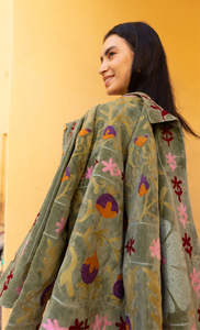 Veste pour femmes Suzani en velours de coton vert sauge, brodée multicolore, avec une sophistication rafraîchissante pour la tenue d'hiver - Product Image 3