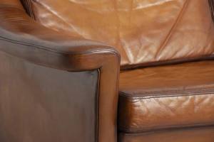 Sofá de Dos Plazas de Diseño Moderno Sueco de Mediados de Siglo, con Tapicería de Cuero Cognac Hecha a Mano y Estructura de Madera Sólida, Alta Demanda - Product Image 5